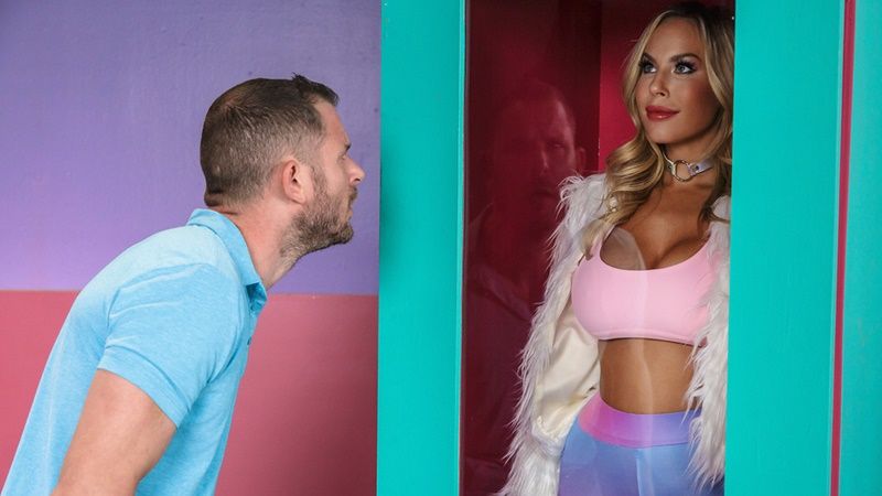 Роботизированная безотказная секс кукла с большими сиськами исполнит самые грязные фантазии любого мужика