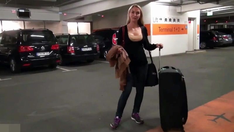 Встретил на парковке приезжую девушку и развел на секс