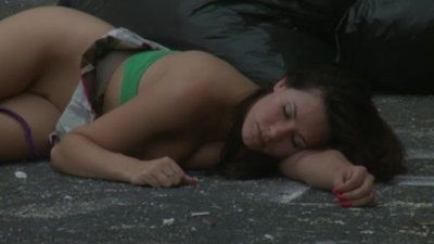 С утра заметил пьяное тело девушки со спущенными трусами - поднял и раком начал вгонять бойца в пухлую большую жопу красотки