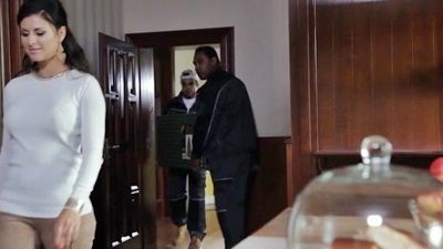 Муж оставил любимую жену с восхитительными булками наедине с двумя голодными монтажниками новогодней елки