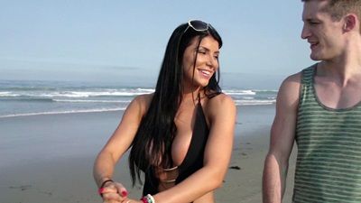 Стройная брюнетка с пышной грудью вовсе не против секса на пляже после прогулки под успокаивающий шум морских волн