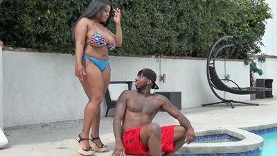 Латинка с огромной жопой и большой грудью в бикини вышла к бассейну соблазнять своими пышными формами скучающего парня